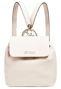 Sac à dos Guess, similicuir beige, forme arrondie, ferrures dorées, fermeture à rabat, bretelles réglables, détail logo sur le devant.