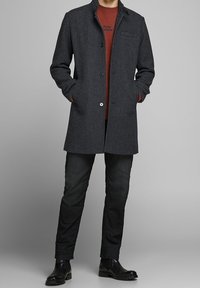 Mörkgrå ullblandad kappa med en strukturerad yta, med en krage, knappstängning framtill, två sidfickor och en skräddarsydd passform.
