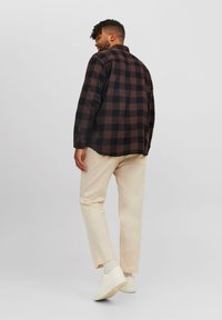 Jack & Jones JJEGINGHAM SHIRT - Camisa - seal brown