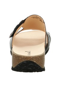 Zwarte slidesandaal met een kurken zool en een gestructureerde buitenzool. Voorzien van een glad leren band en een verstelbare gesp voor een perfecte pasvorm. Lichtgewicht ontwerp.