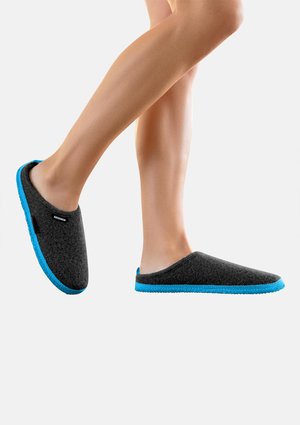 Graue Hausschuhe mit blauen Gummisohlen, offenes Design an der Rückseite und dezentes Branding an der Seite. Glatte Textur und eleganter Schnitt.