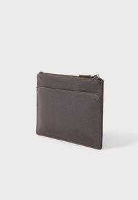 Sötétbarna bőr kártyatartó texturált felülettel, cipzáras záródással és egy első zsebbel. Kompakt, téglalap alakú kialakítás.