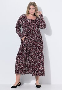 Langärmliges, kleid mit quadratischem Ausschnitt in dunklem Rot, mit einem floralen Muster in Weiß und Rosa. Mit Taschen und einem fließenden, knielangen Schnitt.