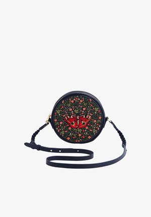 Ümmargune sügavsinine ristihoobiga õlakott pikendatava rihmaga, mille esiküljel on tikitud punane liblikas ja lillemuster.