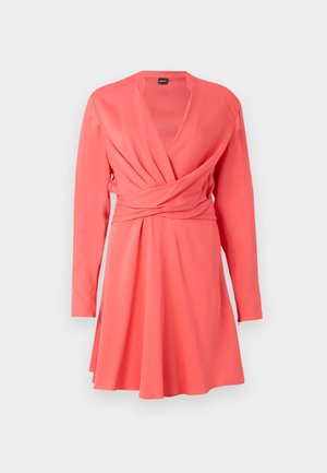 Rochie în nuanță de coral, cu mâneci lungi, decolteu în V, strângere în talie, fustă evazată și textură netedă a materialului.
