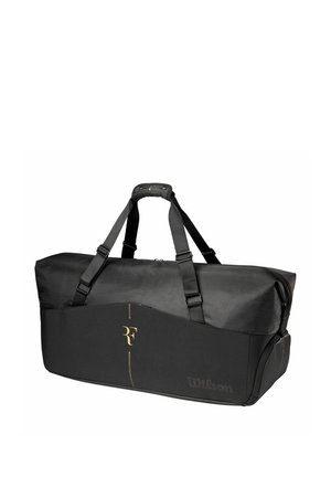 Zwarte Wilson sporttas met gouden RF-logo, verstelbare schouderriem en dubbele draaghandvatten.