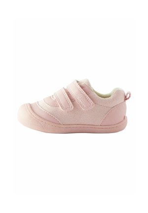 Baskets pour enfants roses avec une texture douce, dotées de deux bandes Velcro, d'une semelle en caoutchouc et d'un bout arrondi. Design simple avec des accents minimaux.