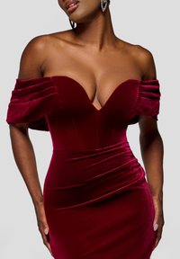 Robe bordeaux bardot à la silhouette ajustée, avec des manches drapées et épaisses et un décolleté en V profond en velours lisse.