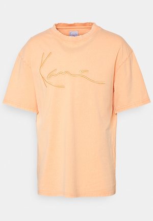 Brzoskwiniowy, krótkorękawowy t-shirt z okrągłym dekoltem i wypukłym, kursywnym logo marki haftowanym na piersi.