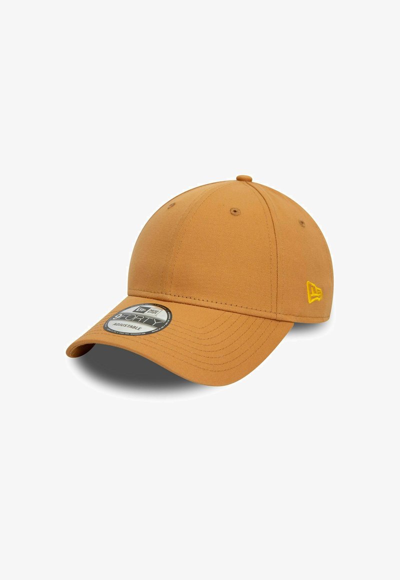 Verstellbare Baseballkappe in sandigem Tan, mit runder Krone, gebogenem Schirm und einem kreisförmigen Markenpatch auf der Vorderseite. Gelbe Nähte.