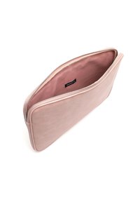 Pochette en cuir rose avec un extérieur lisse, une fermeture éclair et un intérieur en tissu doux. Étiquette visible à l'intérieur, forme rectangulaire.