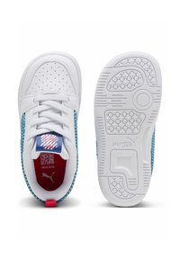 Sneakers bianchi con pannelli laterali in rete blu, punta perforata, colletto imbottito e un elemento rosso nel tallone. Suole in gomma testurizzata con logo.