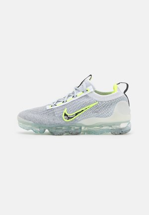Die Nike Air VaporMax Sneaker verfügen über ein graues gestricktes Obermaterial mit neongrünen Akzenten und einer klaren Luftpolstersohle. Leicht und atmungsaktiv im Design.