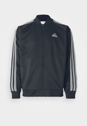 Svart hettejakke med glidelås og ståkrage, med hvit tre-stripesdesign på ermene og liten logo på brystet. Laget av glatt stoff.