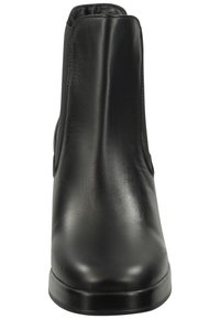 Botines de cuero negro con un acabado suave, paneles laterales elásticos y un tacón bajo y redondeado. Presentan una silueta estilizada.
