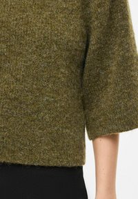 Maglione verde con finitura pelosa e trama, caratterizzato da una vestibilità ampia e un design corto. Le maniche sono di lunghezza media, conferendo un aspetto casual.