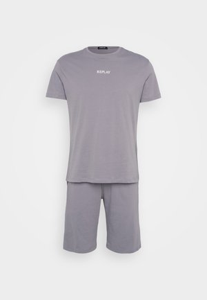 Grå bomulds t-shirt med korte ærmer og "REPLAY" logo samt matchende grå shorts, begge med en blød tekstur og afslappet pasform.