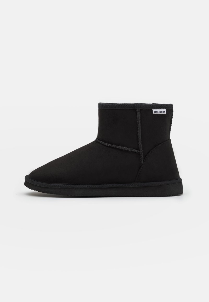 Schwarze Knöchelstiefel mit weichem Wildleder-Finish, gerundeter Zehenform und robuster Gummisohle. Verfügt über eine gestickte Naht und ein Logotag an der Seite.