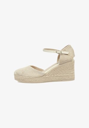 Sandalia de tacón cuña en beige con parte superior de tejido trenzado, tira en el tobillo con hebilla y detalles texturizados al estilo espadrille en la suela.