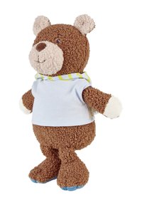 Un ours en peluche bouclé brun portant une chemise bleu clair et une écharpe rayée jaune et bleu clair, debout sur des pieds bleus.