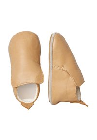 Weiche, helle Leder-Babyschuhe mit runden Zehen und weichen grauen Sohlen, von oben und von der Seite auf weißem Hintergrund gezeigt.