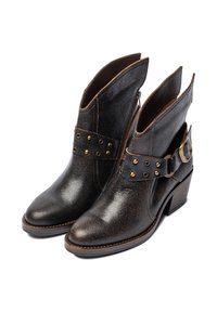 Botines de cuero marrón con acabado texturizado, punta puntiaguda, cremalleras laterales y una correa decorativa con tachuelas doradas y hebilla de metal.