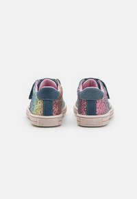 Glitrende sneakers med en gradient av rosa, blå og gull accenter, med en blå semsket lapp og borrelås-lukking, samt en teksturert såle.