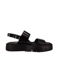 Sandalias planas negras con una amplia correa superior y slingback. Suela de plataforma gruesa con estrías horizontales para un buen agarre. Acabado suave y brillante.