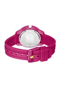 Montre en silicone rose avec un boîtier rond, un bracelet texturé et une boucle jaune contrastante. L'arrière présente un imprimé de polo.