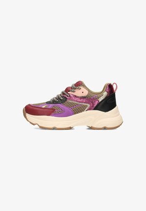 Mehrfarbiger Sneaker mit Mesh-, Leder- und Metallpaneelen, dicker beigefarbener Sohle, schwarzem Absatz, gemusterten Schnürsenkeln und Zuglasche hinten.