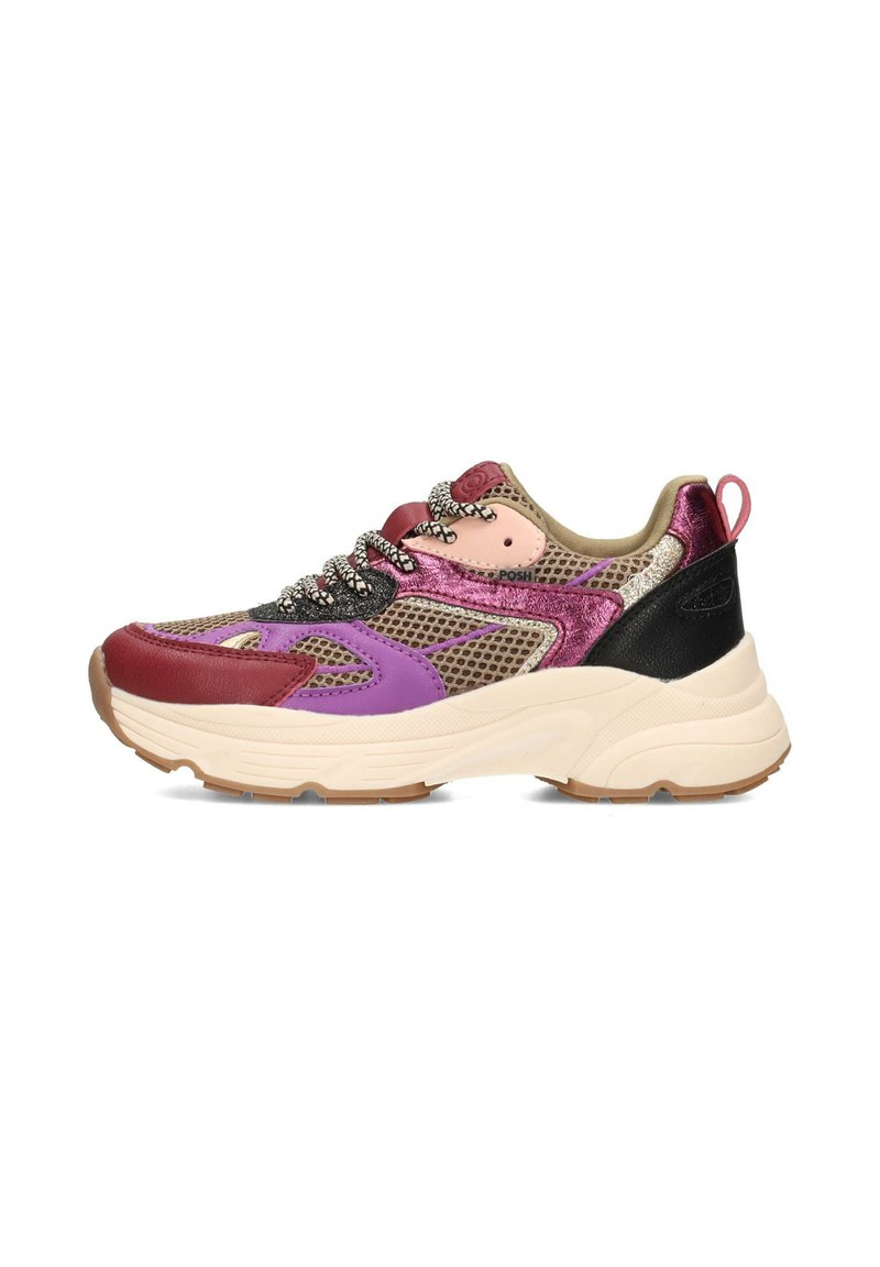 Baskets multicolores avec des panneaux en mesh, cuir et métalliques, semelle épaisse beige, talon noir, lacets à motifs et tirette à l'arrière.