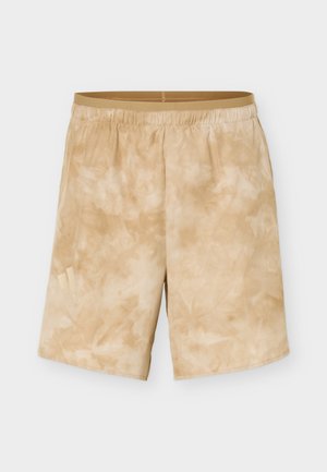 Shorts beige tie-dye longueur genou avec ceinture élastique et logo discret sur la partie inférieure de la jambe gauche, présentés sur un fond uni.
