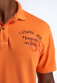 Petrol Industries MEANDER - Pikeepaita - blazing orange