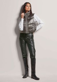 MADELEINE LEICHTE STEPP MIT GLANZ-EFFEKT - Bodywarmer - graphite