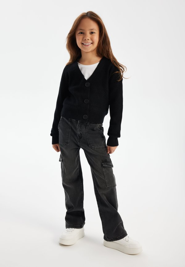 BUTTON STANDARD - Strickjacke