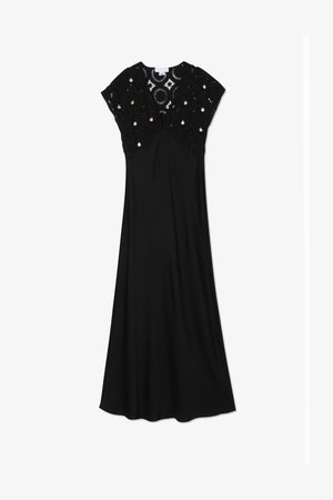 Robe noire avec un corsage en dentelle orné de motifs floraux et d'accents dorés. Manches courtes et jupe fluide. Tissu doux et texturé.