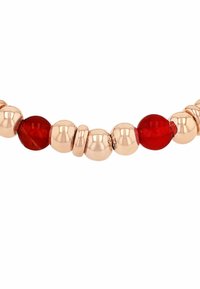 Cuentas de vidrio rojo y de rosa dorado brillante en varias tamaños y formas, alternando con acentos metálicos lisos y redondos.