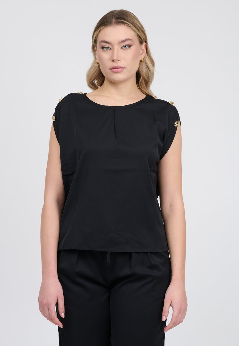 Top nero a maniche corte con scollo rotondo, caratterizzato da dettagli in forma di bottoni dorati sulle spalle e una texture liscia e opaca.
