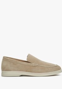 Beige Wildleder Slipper mit runder Zehenpartie, strukturierten Details im Obermaterial und einer weißen Gummisohle. Keine sichtbaren Beschläge oder Akzente.