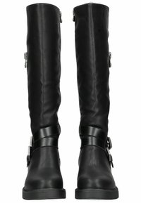 Botas negras de cuero sintético hasta la rodilla, con una textura suave, correas ajustables y cremalleras laterales para facilitar su uso.