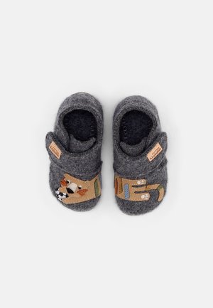 Chaussons pour enfants gris doux avec un chat espiègle brodé tenant un ballon de football, dotés de sangles réglables et d'intérieurs rembourrés.