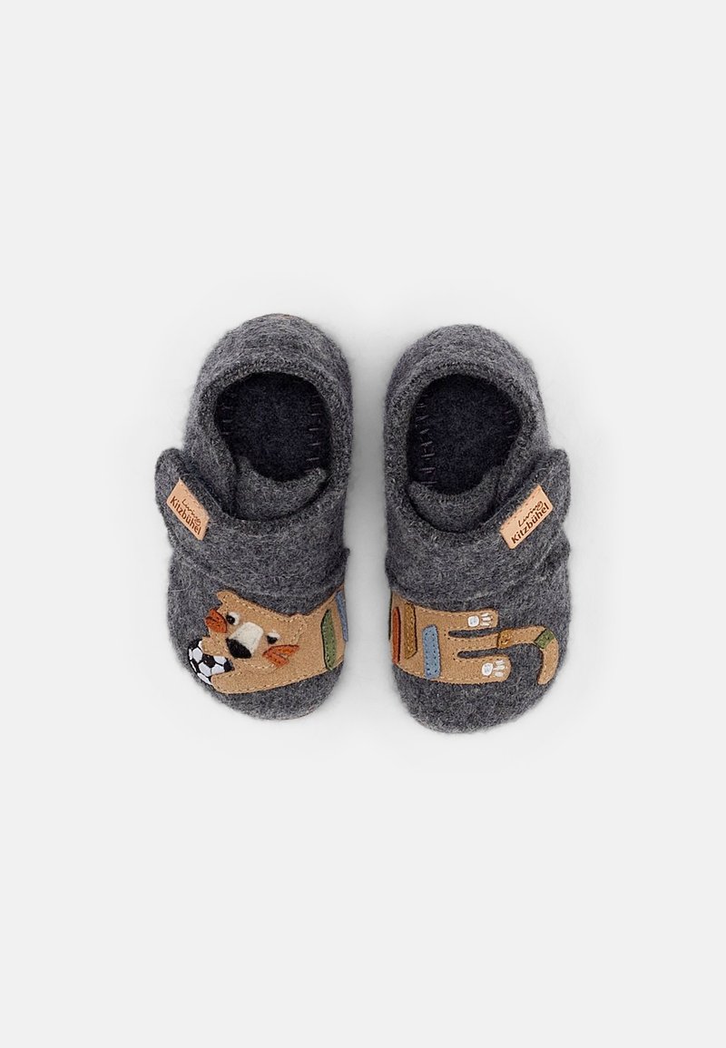 Chaussons pour enfants gris doux avec un chat espiègle brodé tenant un ballon de football, dotés de sangles réglables et d'intérieurs rembourrés.