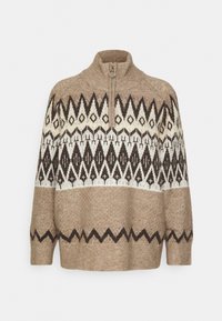 Pullover in maglione color beige con motivi geometrici in marrone scuro e crema. Presenta un alto colletto e una chiusura a zip a metà. Texture morbida.