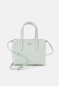 Borsa a mano strutturata verde menta realizzata in pelle liscia, dotata di due manici superiori e di una tracolla removibile. Chiusura con zip e dettaglio del logo.