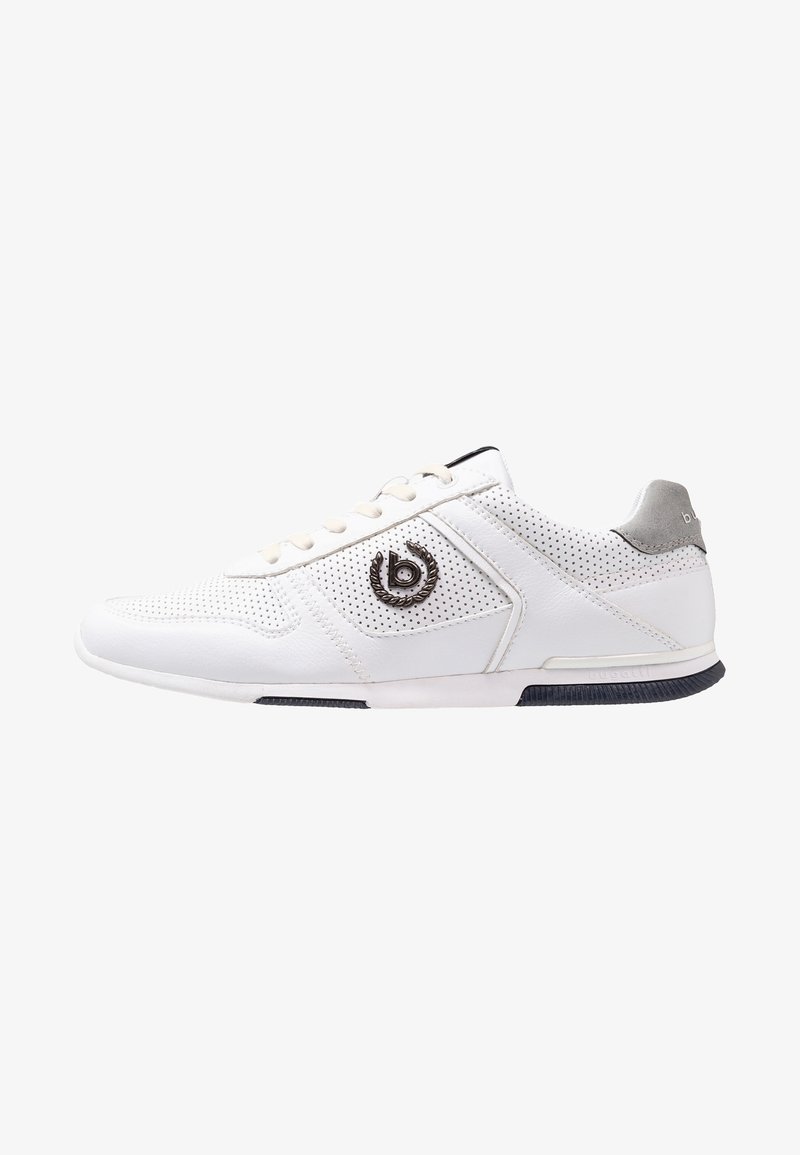 Zapatilla blanca hecha de cuero perforado, con un acento de logo redondo, punta redondeada y una suela oscura en contraste. Ojetes metálicos y cordones.