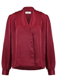 Blouse en satin rouge profond à manches longues avec épaules plissées, col en V et poignets boutonnés.