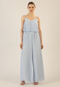 Jumpsuit plisado azul claro con escote en V, tirantes spaghetti ajustables y diseño amplio y fluido. Acentos plateados en los tirantes.