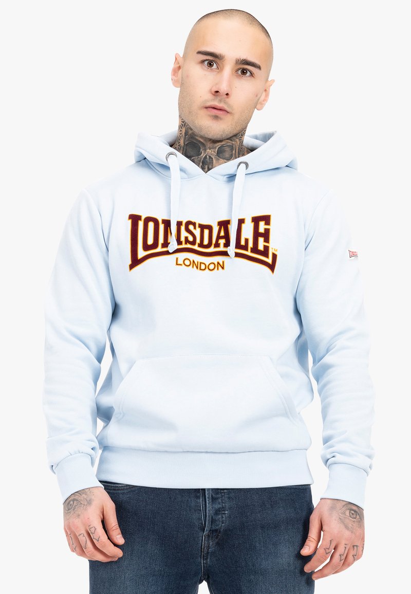 Felpa blu chiaro con tasca a marsupio frontale, cordini bianchi e un grande logo rosso scuro e giallo che recita "Lonsdale London."