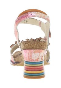 Sandale multicolore avec un dessus rose et beige, une bride texturée et un talon rayé multicolore à motifs. Semelle en liège visible.