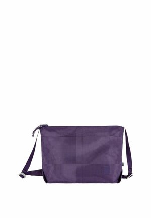 Paarse crossbodytas met een klein wit rasterpatroon, verstelbare riem en ritssluiting op een witte achtergrond.